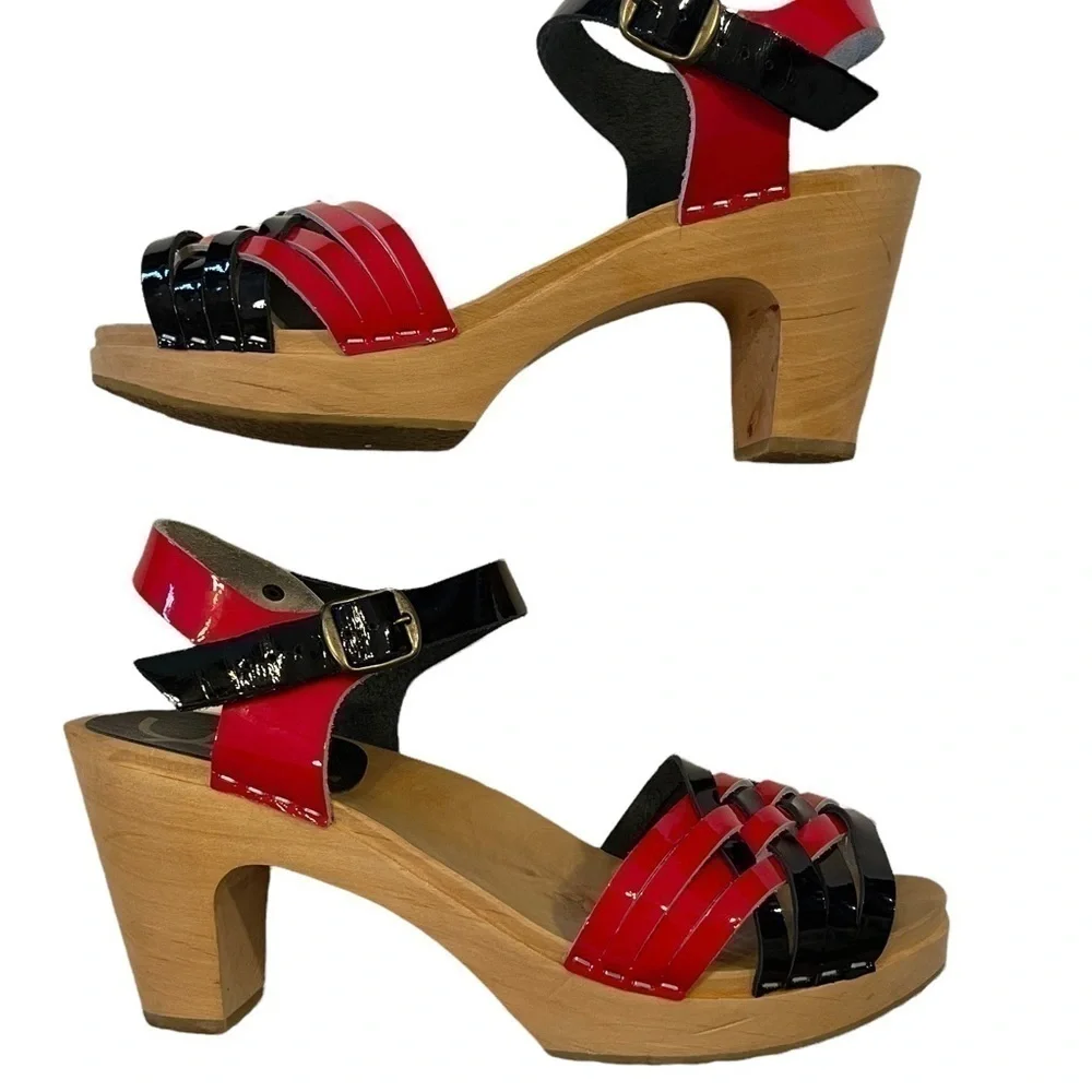 𝅺CAPE Clogs Red & Black patent leather open toed
